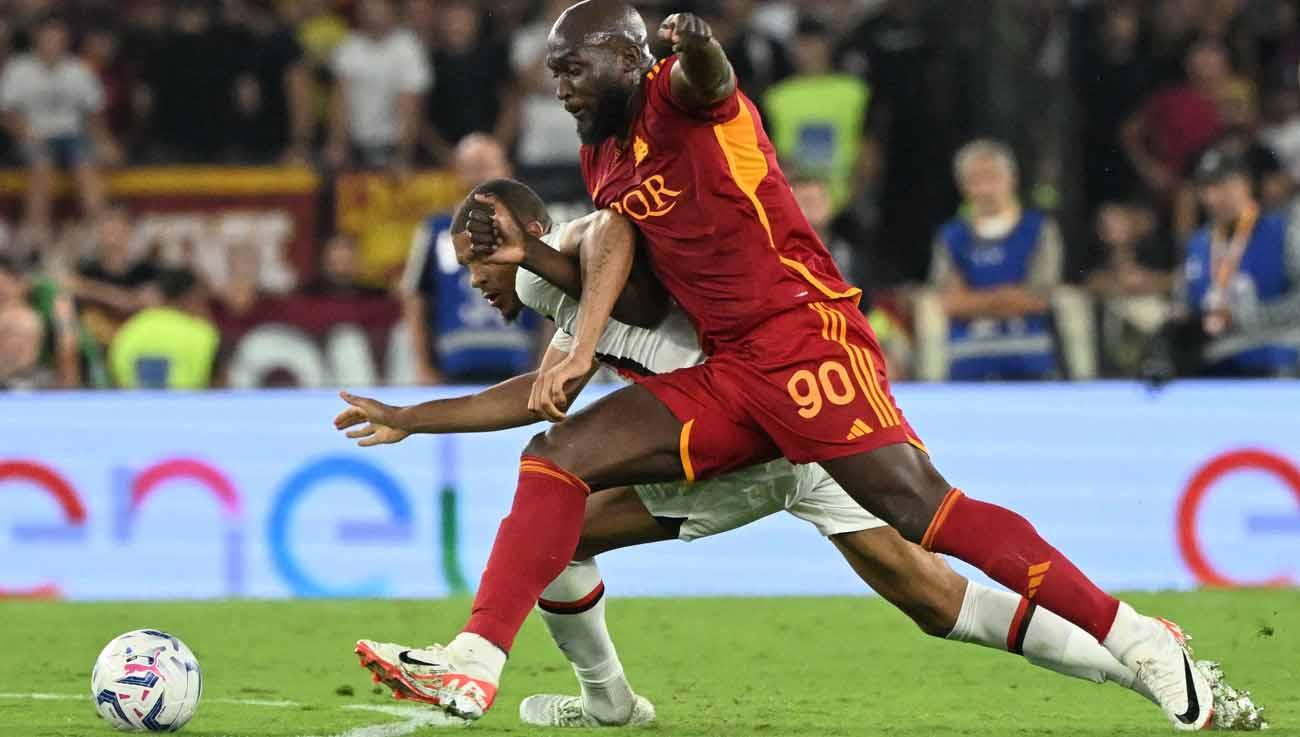 Aksi duel pemain AS Roma Romelu Lukaku berebut bola dengan pemain AC Milan Malick Thiaw pada laga Liga Italia. (Foto: REUTERS/Alberto Lingria)
