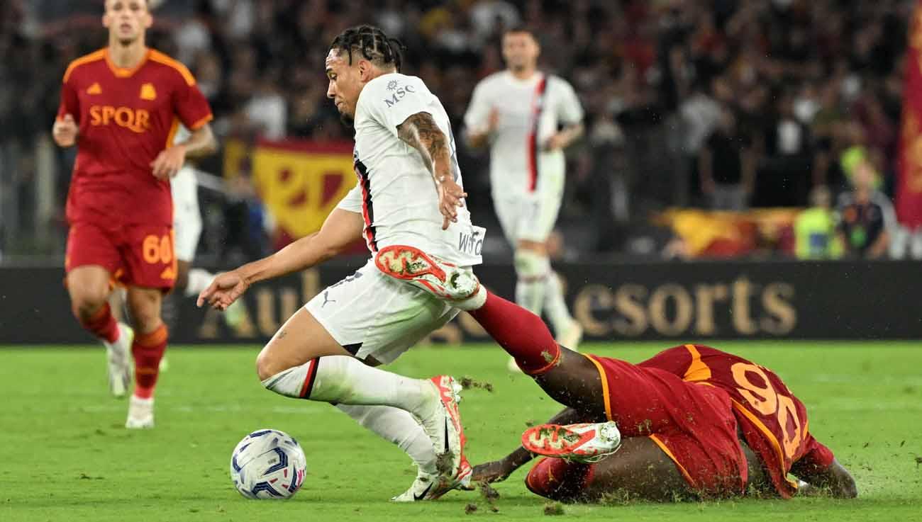 Pemain AC Milan Noah Okafor menjatuhkan pemain AS Roma Romelu Lukaku saat berebut bola pada laga Liga Italia. (Foto: REUTERS/Alberto Lingria)
