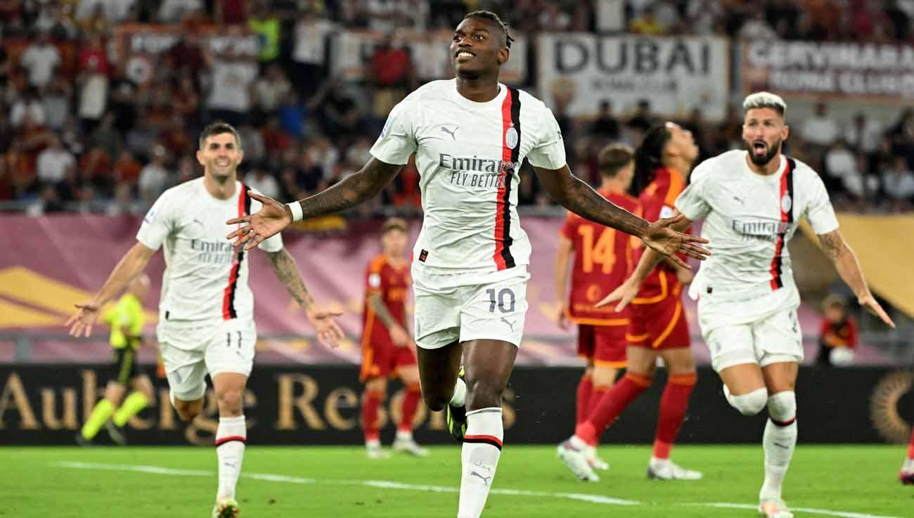 Selebrasi pemain AC Milan Rafael Leao dengan rekan setimnya usai mencetak gol kedua ke gawang AS Roma pada laga Liga Italia. (Foto: REUTERS/Alberto Lingria)