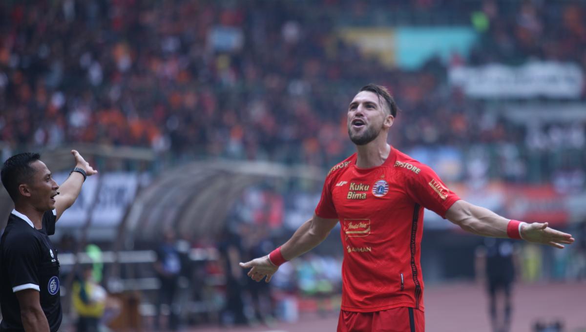 Selebrasi striker Persija, Marko Simic usai mencetak gol ke gawang Persib pada pekan ke-11 Liga 1 2023/2024 di stadion Patriot, Sabtu (02/09/23).