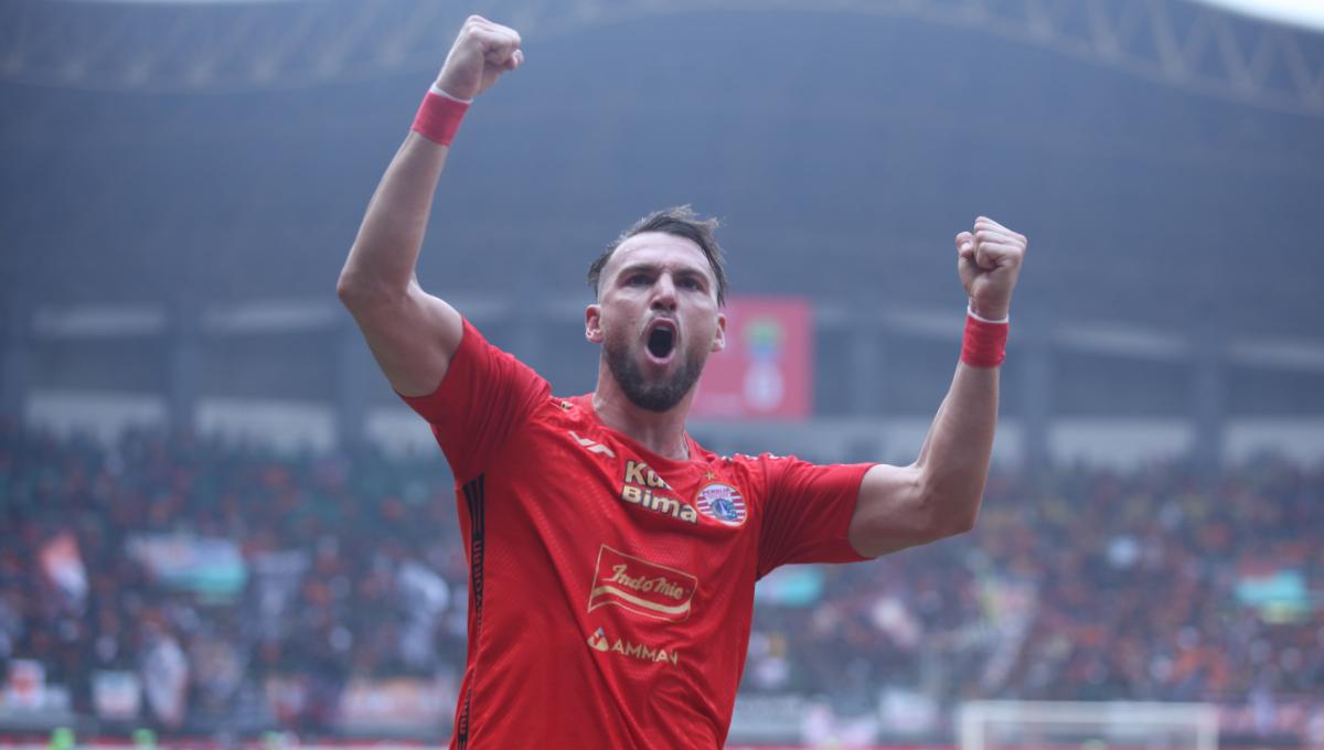 Selebrasi striker Persija, Marko Simic usai mencetak gol ke gawang Persib pada pekan ke-11 Liga 1 2023/2024 di stadion Patriot, Sabtu (02/09/23).