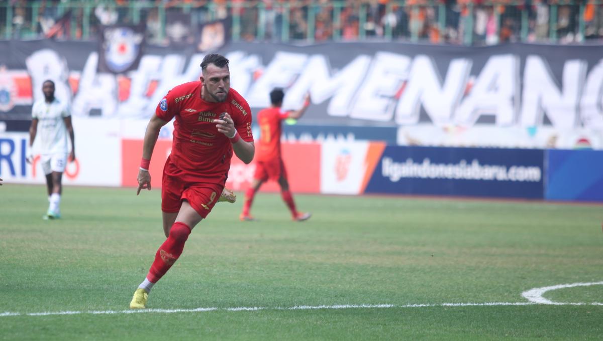 Selebrasi striker Persija, Marko Simic usai mencetak gol ke gawang Persib pada pekan ke-11 Liga 1 2023/2024 di stadion Patriot, Sabtu (02/09/23).