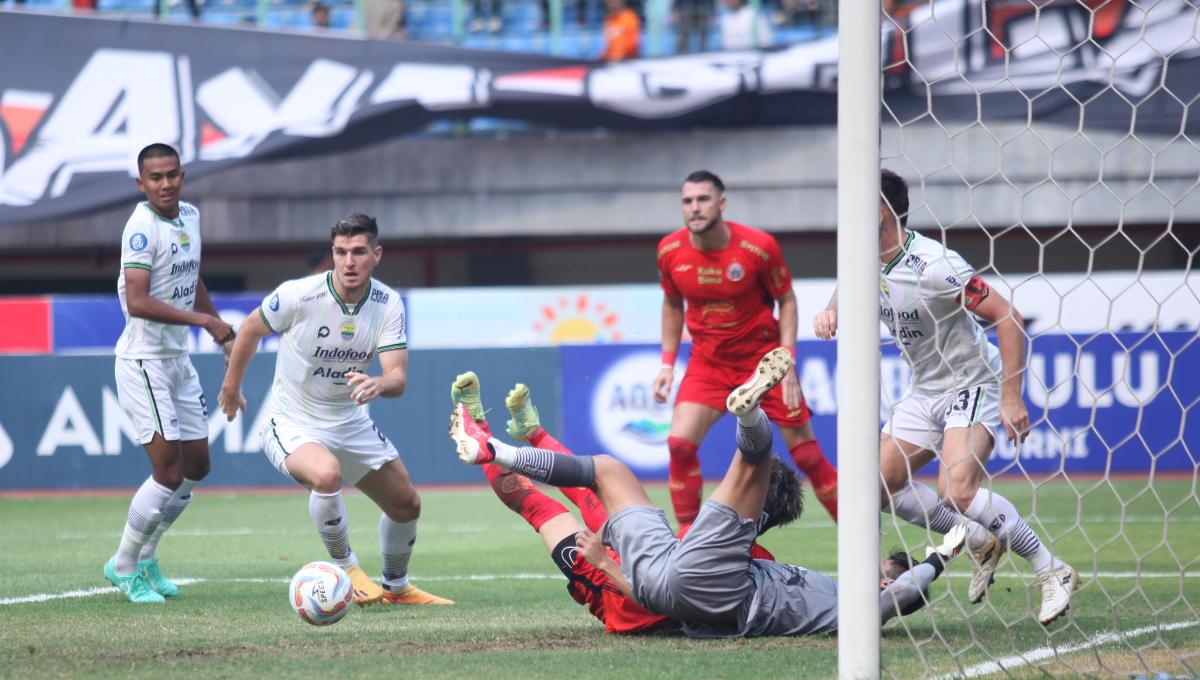 Kemelut di depan gawang Persib pada pekan ke-11 Liga 1 2023/2024 melawan Persija di stadion Patriot, Sabtu (02/09/23).