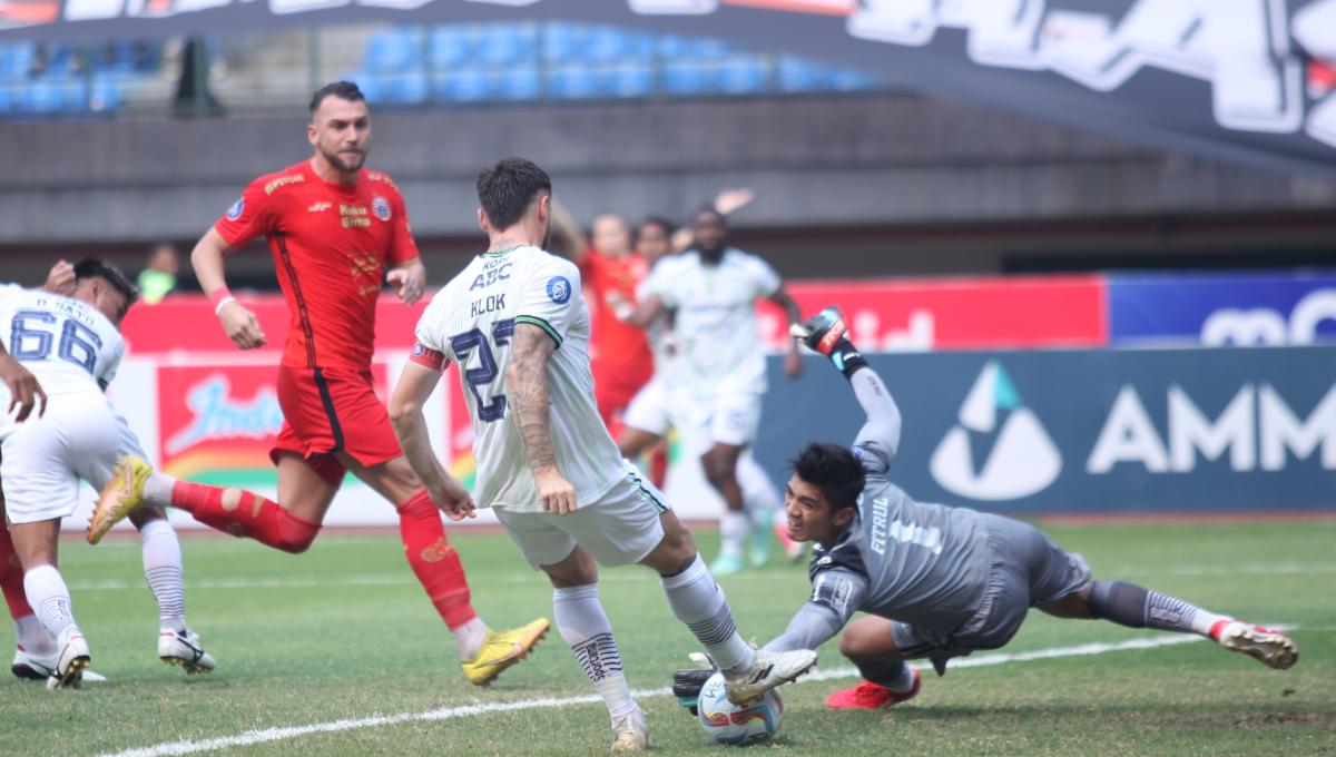 Kemelut di depan gawang Persib pada pekan ke-11 Liga 1 2023/2024 melawan Persija di stadion Patriot, Sabtu (02/09/23).