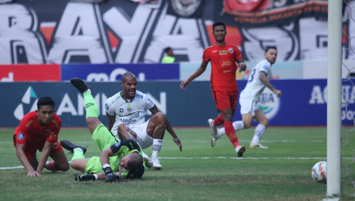 Proses terjadinya gol Persib yang dicetak oleh David da Silva ke gawang Persija pada pekan ke-11 Liga 1 2023/2024 di stadion Patriot, Sabtu (02/09/23).