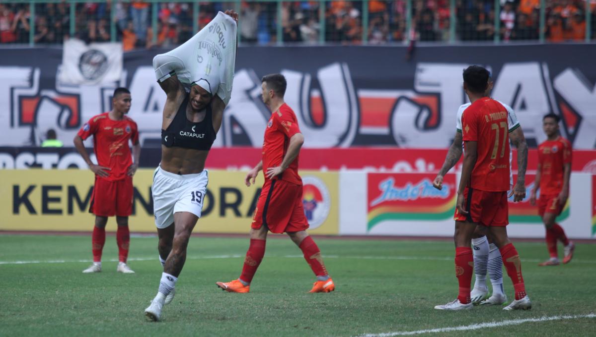 Selebrasi striker Persib, David da Silva usai cetak gol ke gawang Persija pada pekan ke-11 Liga 1 2023/2024 di stadion Patriot, Sabtu (02/09/23).