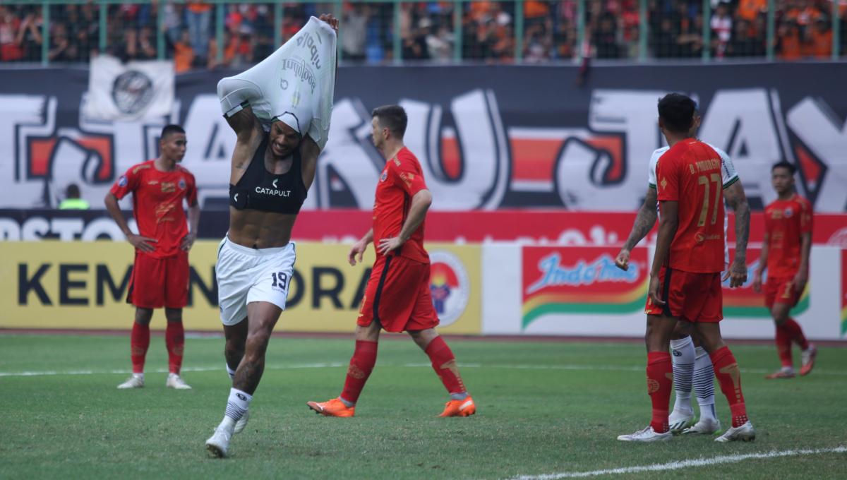 Selebrasi striker Persib, David da Silva usai cetak gol ke gawang Persija pada pekan ke-11 Liga 1 2023/2024 di stadion Patriot, Sabtu (02/09/23). - INDOSPORT