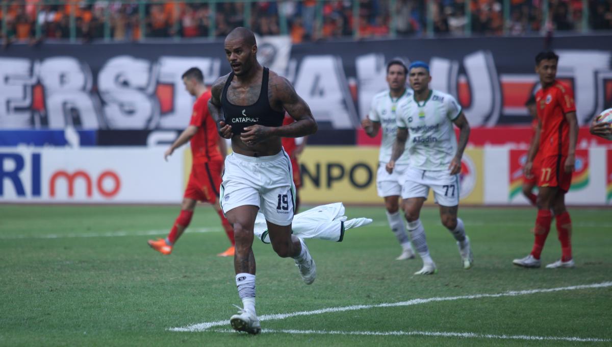 Selebrasi striker Persib, David da Silva usai cetak gol ke gawang Persija pada pekan ke-11 Liga 1 2023/2024 di stadion Patriot, Sabtu (02/09/23).