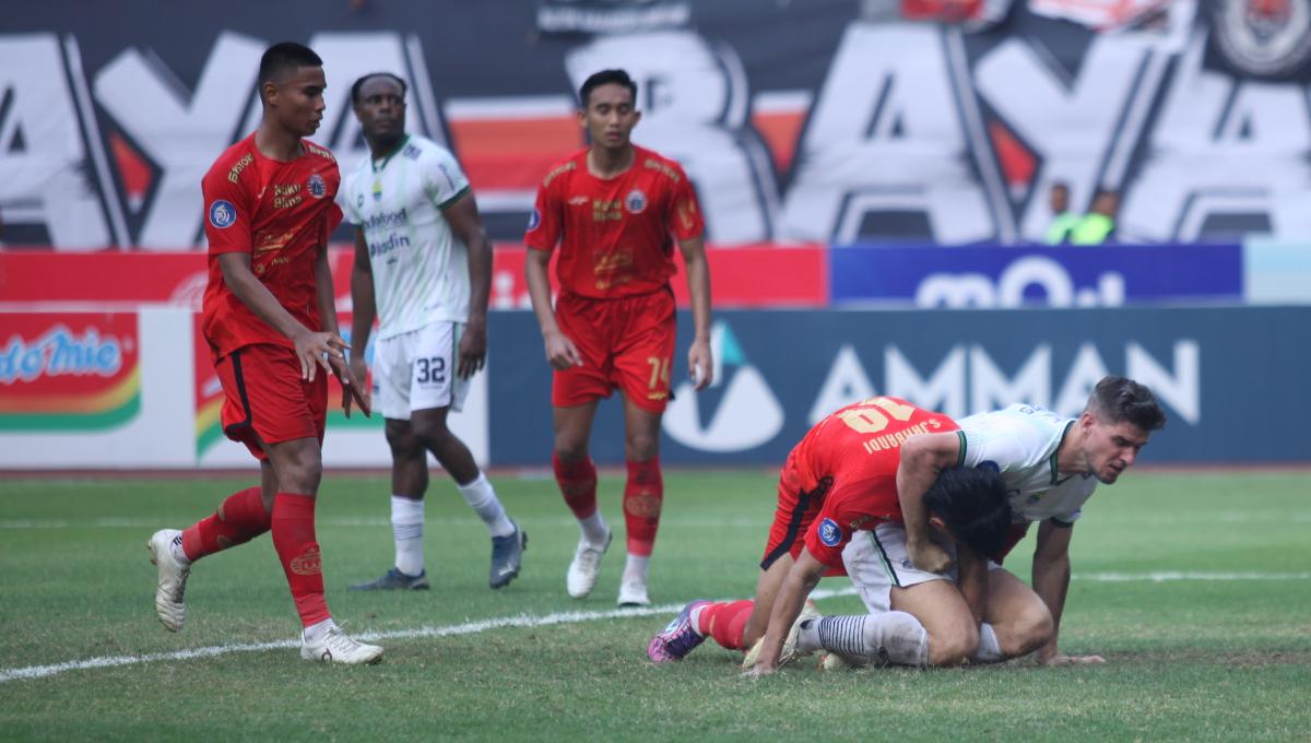 Gesekan antara pemain Persija, Hanif Sjahbandi dengan bek Persib, Nick Kuipers pada laga pekan ke-11 Liga 1 2023/2024 di stadion Patriot, Sabtu (02/09/23).