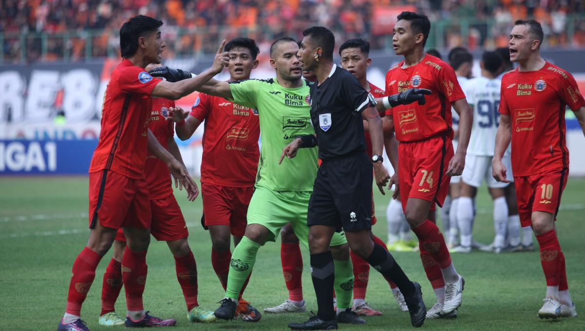 Para pemain Persija memprotes keputusan wasit yang memberikan kartu merah kepada Hanif Sjahbandi pada laga pekan ke-11 Liga 1 2023/2024 melawan Persib di stadion Patriot, Sabtu (02/09/23).