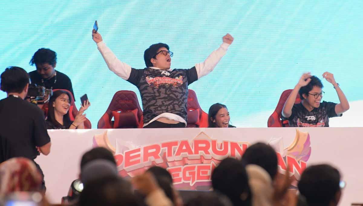 Atta Halilitar dan Alam Ganjar saat mengikuti fun match Mobile Legends: Bang Bang (MLBB) bertajuk 'Pertarungan Legenda' di Jakarta. (Foto: Dok Pertarungan Legenda) - INDOSPORT