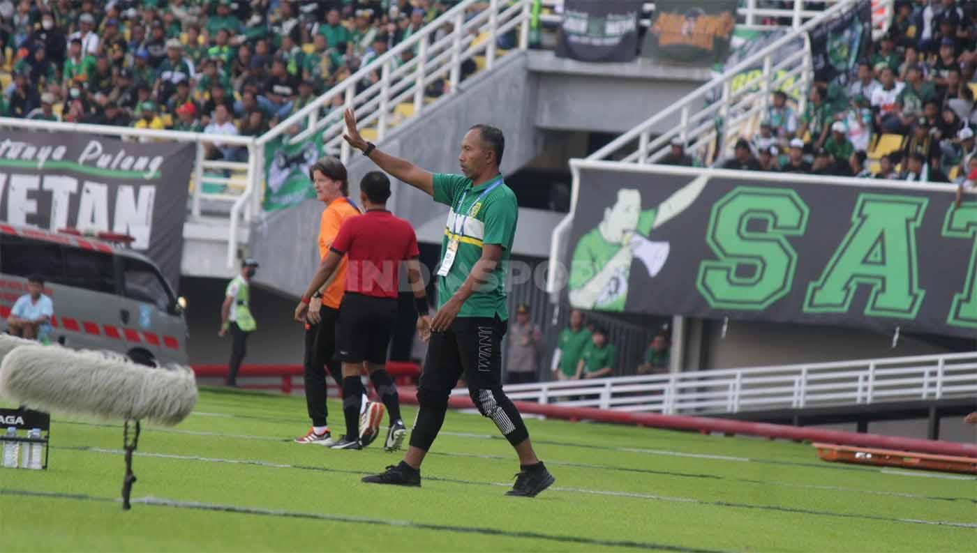 Caretaker Persebaya Surabaya Uston Nawawi memberikan instruksi ke anak didiknya dari pinggir lapangan pada pekan ke 11 laga Liga 1 di Stadion Gelora Bung Tomo (Surabaya), Minggu (03/09/23). (Foto: Fitra Herdian/INDOSPORT)