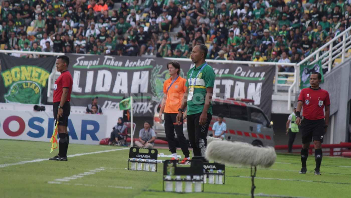 Caretaker Persebaya Surabaya Uston Nawawi dan Pelatih Borneo FC Pieter Huistra tegang menyaksikan pertandingan dari pinggir lapangan pada pekan ke 11 laga Liga 1 di Stadion Gelora Bung Tomo (Surabaya), Minggu (03/09/23). (Foto: Fitra Herdian/INDOSPORT)