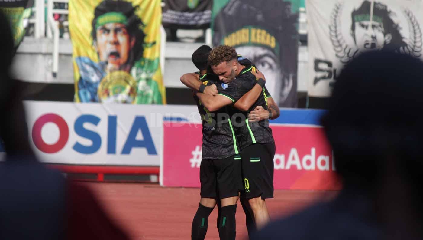 Selebrasi gol yang dicetak oleh pemain Persebaya Surabaya Bruno Moreira ke gawang Borneo FC, menit ke-22 pada pekan ke 11 laga Liga 1 di Stadion Gelora Bung Tomo (Surabaya), Minggu (03/09/23). (Foto: Fitra Herdian/INDOSPORT)