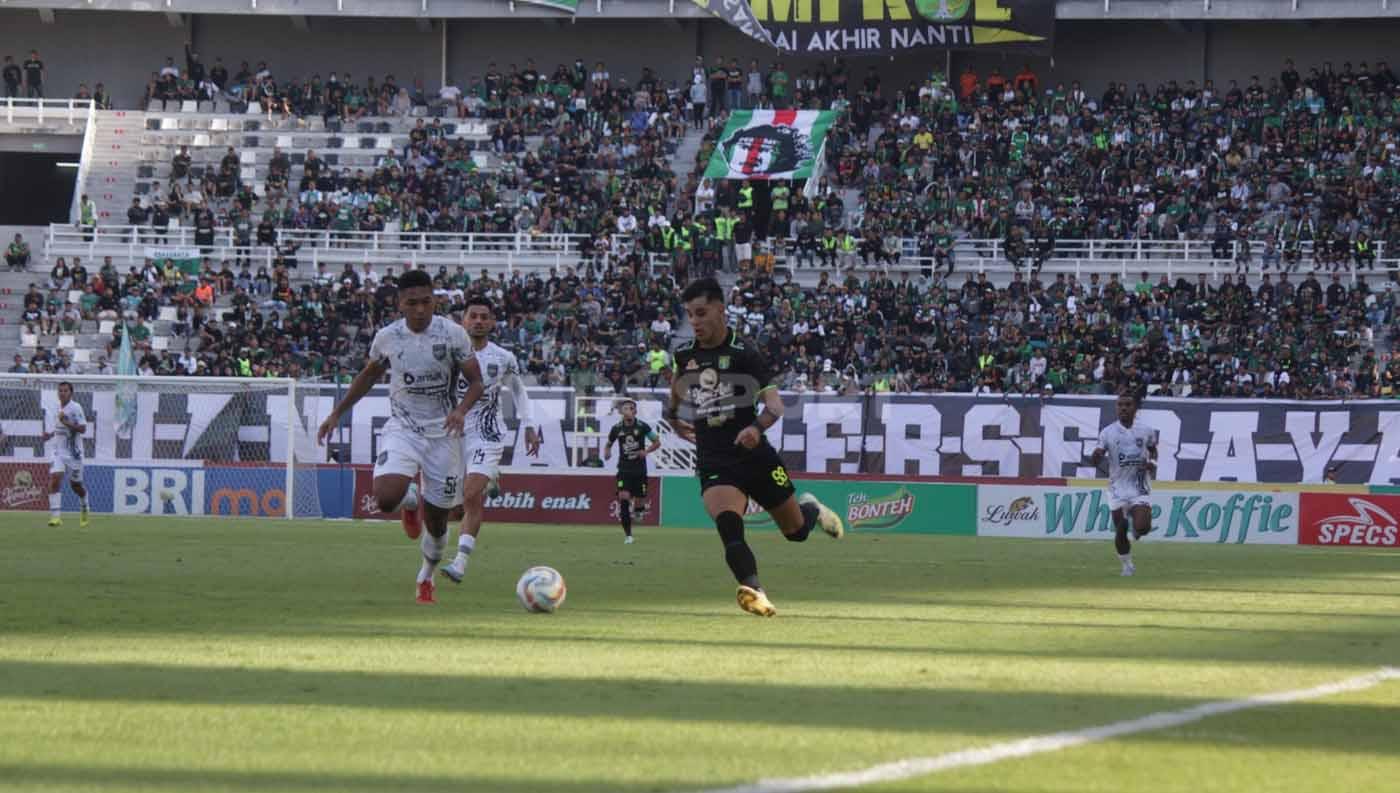 Pemain Persebaya Surabaya Bruno Moreira ditempel ketat pemain Borneo FC M Fajar Fathurrahman pada pekan ke 11 laga Liga 1 di Stadion Gelora Bung Tomo (Surabaya), Minggu (03/09/23). (Foto: Fitra Herdian/INDOSPORT)