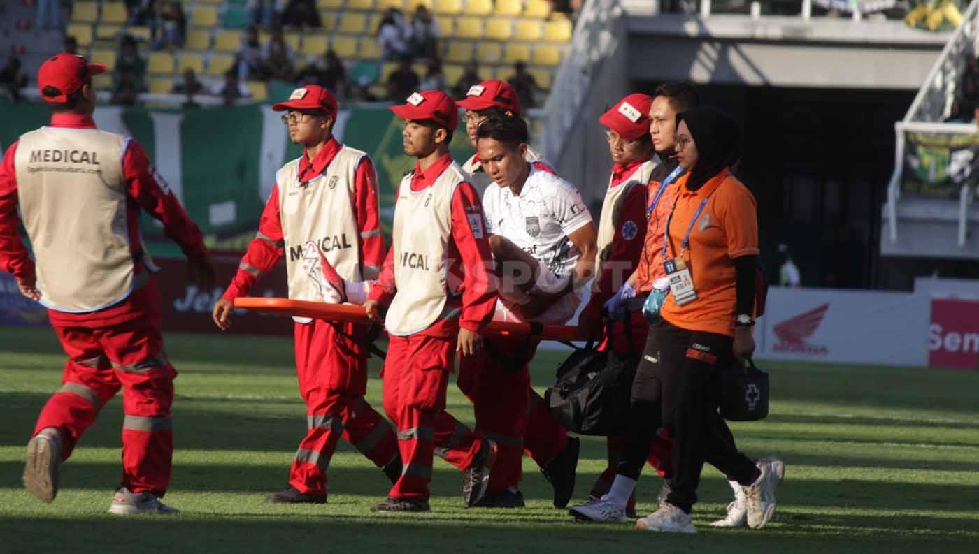 Pemain Borneo FC Hendro Siswanto ditandu keluar lapangan pada pekan ke 11 laga Liga 1 di Stadion Gelora Bung Tomo (Surabaya), Minggu (03/09/23). (Foto: Fitra Herdian/INDOSPORT)