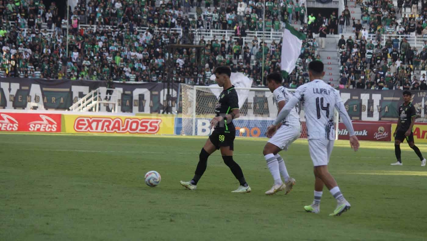 Dua pemain Borneo FC menjaga Bruno Moreira agar tidak terjadi gol pada pekan ke 11 laga Liga 1 di Stadion Gelora Bung Tomo (Surabaya), Minggu (03/09/23). (Foto: Fitra Herdian/INDOSPORT)