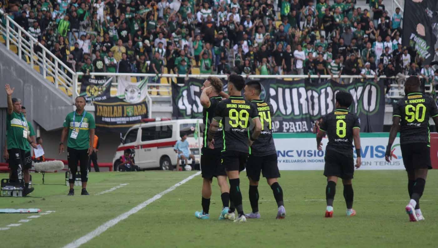 Selebrasi Ze Valente usai mencetak gol kedua untuk Persebaya Surabaya pada menit ke-72 pada pekan ke 11 laga Liga 1 di Stadion Gelora Bung Tomo (Surabaya), Minggu (03/09/23). (Foto: Fitra Herdian/INDOSPORT)