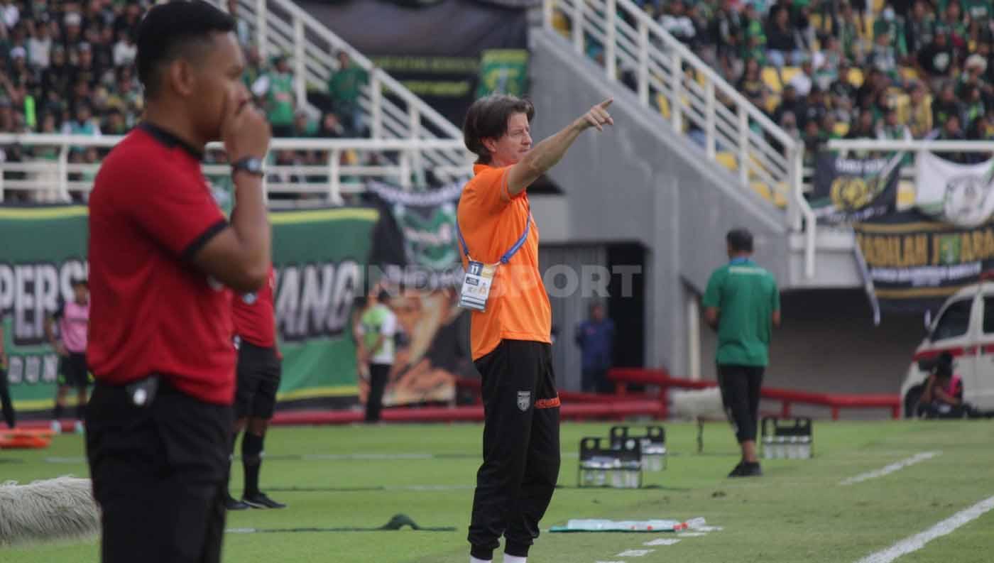 Pelatih Borneo FC Pieter Huistra menginstrusikan pemainnya dari pinggir lapangan pada menit ke-72 pada pekan ke 11 laga Liga 1 di Stadion Gelora Bung Tomo (Surabaya), Minggu (03/09/23). (Foto: Fitra Herdian/INDOSPORT)