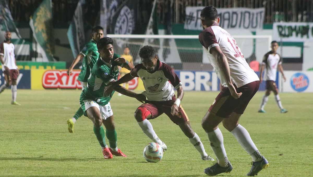 Winger PSM, Yance Sayuri, berusaha melewati kawalan bek PSS, Ibrahim Sanjaya, dalam laga pekan ke-11 Liga 1 2023-2024 di Stadion Maguwoharjo, Minggu (3/9/23).