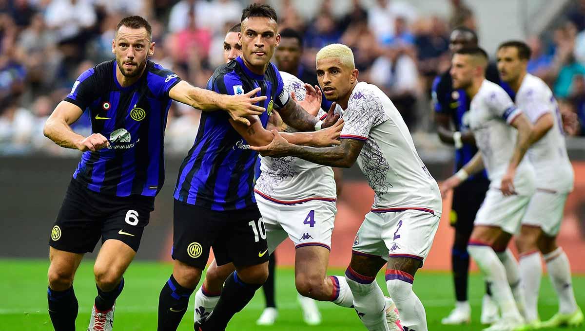 Para pemain Inter Milan dan Fiorentina tengah bersiap menyambut tendangan sepak pojok di Liga Italia. - INDOSPORT