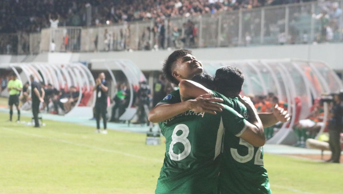 Hokky Caraka buka suara setelah gol ke gawang Persik Kediri dibatalkan wasit. Foto: Nofik Lukman Hakim.