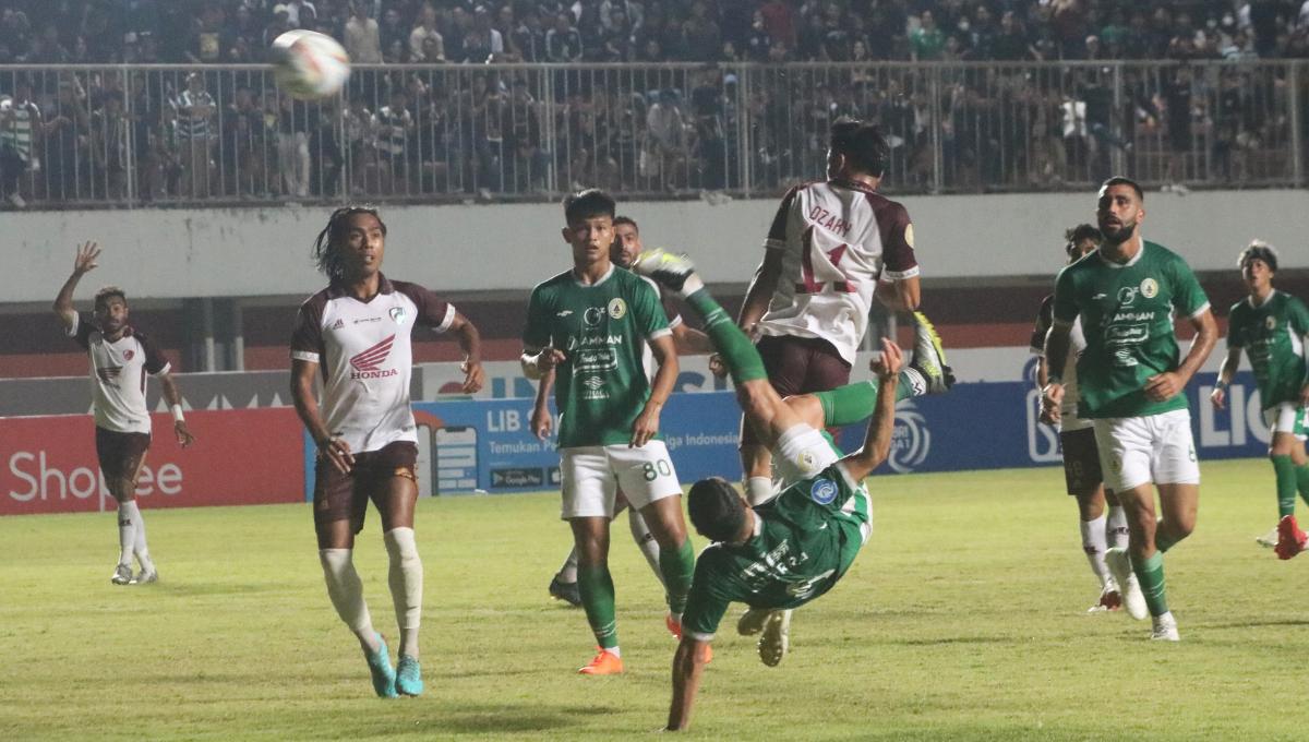 Proses gol by cycle kick Esteban Vizcarra dalam laga pekan ke-11 Liga 1 2023-2024 di Stadion Maguwoharjo, Minggu (3/9/23). Foto: Nofik Lukman Hakim