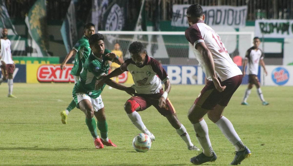 Winger PSM, Yance Sayuri, berusaha melewati kawalan bek PSS, Ibrahim Sanjaya, dalam laga pekan ke-11 Liga 1 2023-2024 di Stadion Maguwoharjo, Minggu (3/9/23). Foto: Nofik Lukman Hakim - INDOSPORT