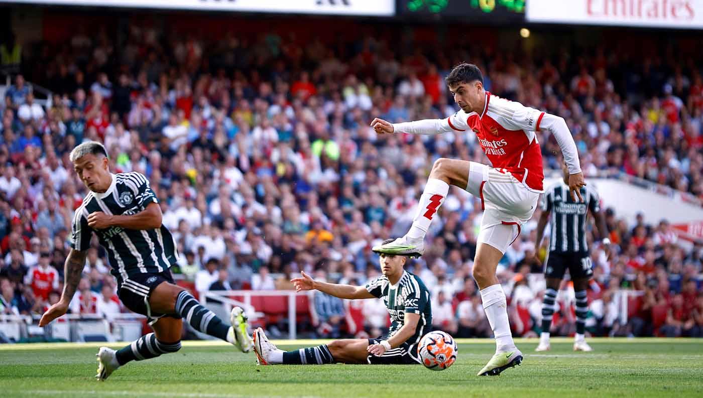 Pemain Manchester United Lisandro Martinez saat menahan serangan dari pemain Arsenal Kai Havertz pada laga Liga Inggris di Stadion Emirates, London, Senin (04/09/23). (Foto: Reuters/John Sibley)