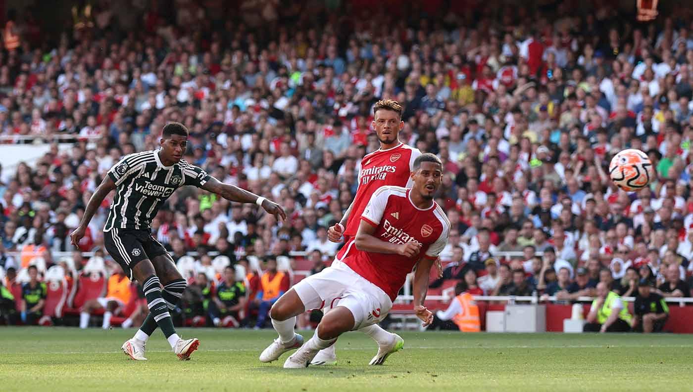 Pemain Manchester United Marcus Rashford saat mencetak gol pertama ke gawang Arsenal dengan tendangan kerasnya pada laga Liga Inggris di Stadion Emirates, London, Senin (04/09/23). (Foto: REUTERS/David Klein)