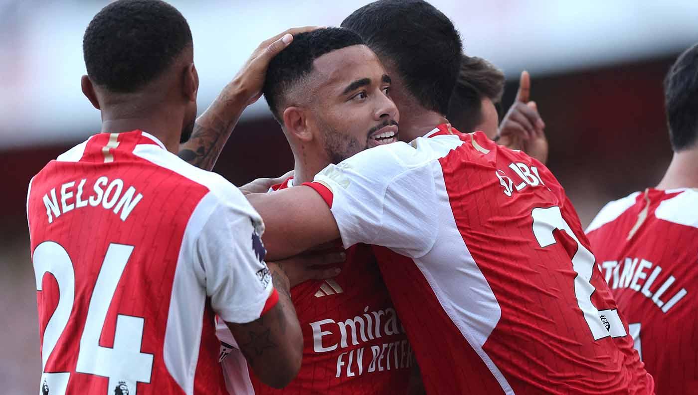 Selebrasi pelatih Arsenal Gabriel Jesus bersama rekan setim Reiss Nelson dan William Saliba usai mencetak gol ke gawang Manchester United pada laga Liga Inggris di Stadion Emirates, London, Senin (04/09/23). (Foto: REUTERS/David Klein) - INDOSPORT
