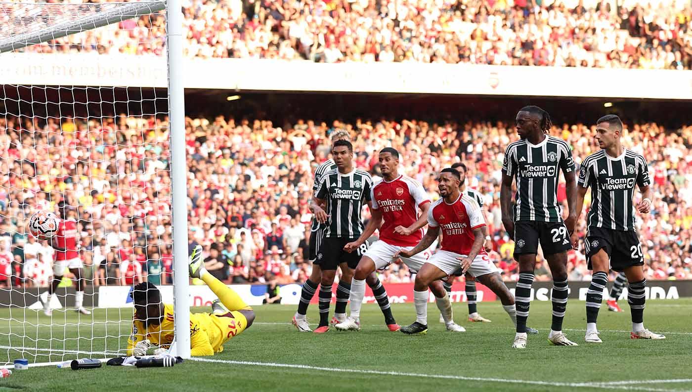 Pemain Arsenal Declan Rice mencetak gol kedua mereka melewati pemain Manchester United Andre Onana pada laga Liga Inggris di Stadion Emirates, London, Senin (04/09/23). (Foto: REUTERS/David Klein)