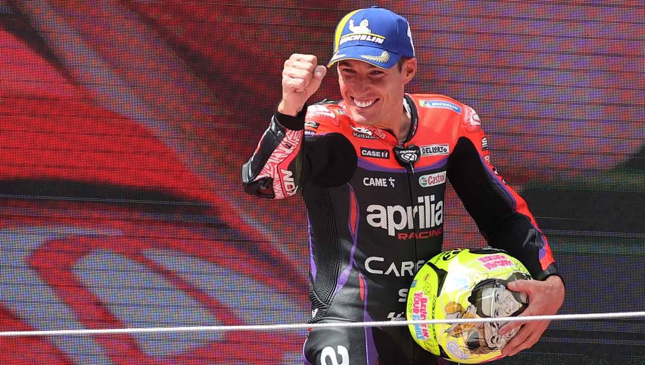 Selebrasi Aleix Espargaro dari Aprilia Racing merayakan di podium usai memenangkan balapan di Circuit de Barcelona-Catalunya. (Foto: REUTERS/Nacho Doce) - INDOSPORT