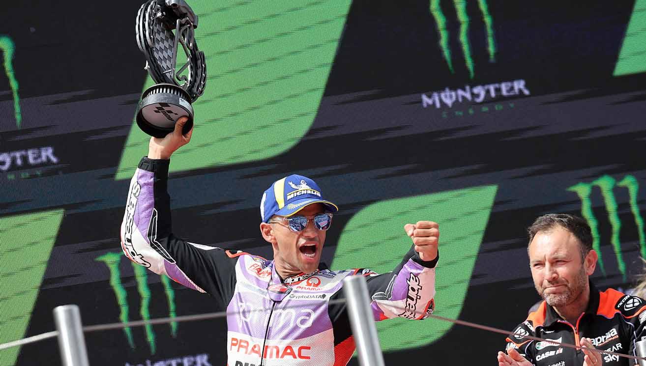 Selebrasi Jorge Martin dari Prima Pramac Racing merayakan di podium dengan trofi pada posisi ketiga balapan MotoGP di Sirkuit de Barcelona-Catalunya. (Foto: REUTERS/Nacho Doce)