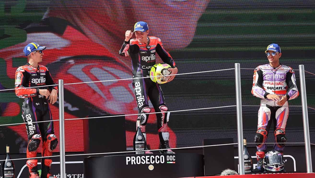 Pembalap Aleix Espargaro merayakan di podium dengan Maverick Vinales posisi kedua dan Jorge Martin posisi ke tiga di Sirkuit de Barcelona-Catalunya. (Foto: REUTERS/Nacho Doce)