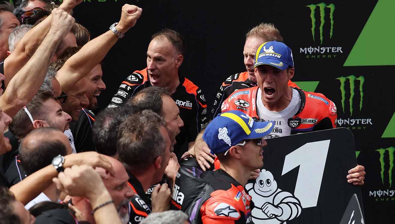 Pembalap Aleix Espargaro merayakan bersama timnya usai memenangkan balapan MotoGP di Sirkuit de Barcelona-Catalunya. (Foto: REUTERS/Nacho Doce)