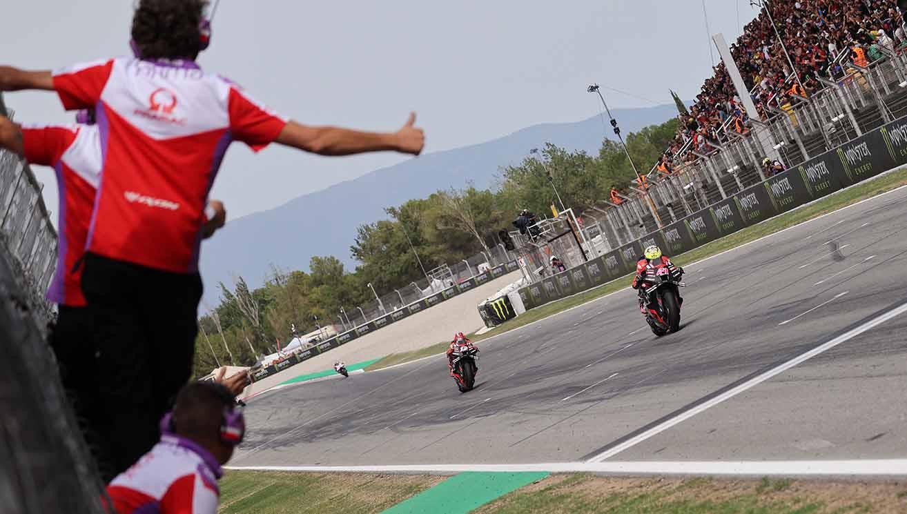 Pembalap Aleix Espargaro memenangkan balapan MotoGP usai melewati garis finish disusul Maverick Vinales yang berada posisi keduadi di Sirkuit de Barcelona-Catalunya. (Foto: REUTERS/Nacho Doce)