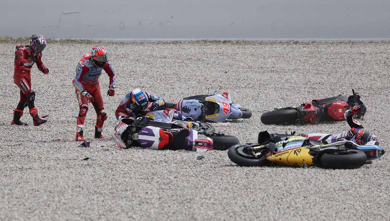 Pembalat Alex Marquez, Fabio Di Giannantonio, Johann Zarco dan Marco Bezzecchi mengalami kecelakaan pada awal balapan MotoGP di Sirkuit de Barcelona-Catalunya. (Foto: REUTERS/Nacho Doce)