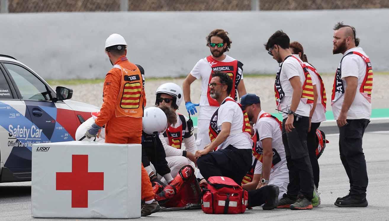 Pembala0 Francesco Bagnaia mendapat perawatan medis usai mengalami kecelakaan saat balapan MotoGP di Sirkuit de Barcelona-Catalunya. (Foto: REUTERS/Nacho Doce)
