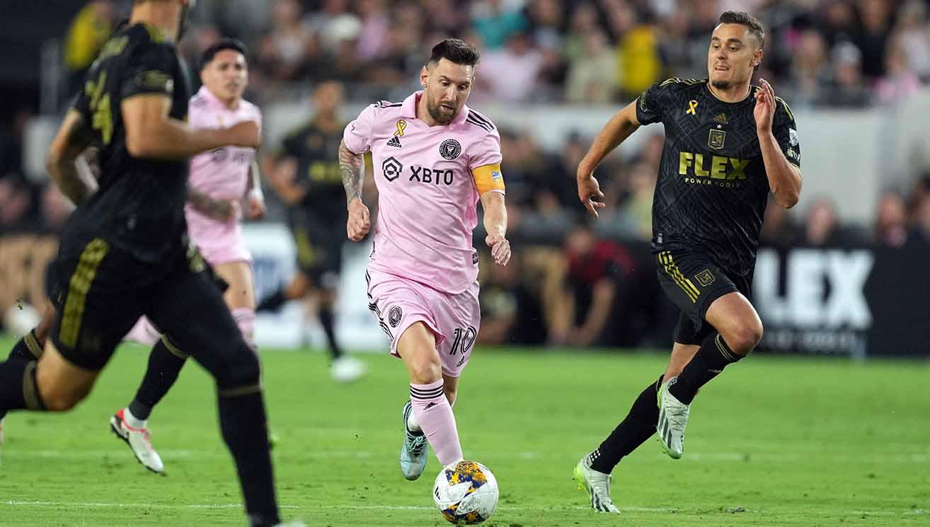 Penyerang Inter Miami Lionel Messi mendapat kawalan ketat oleh pemain Los Angeles di Stadion BMO. (Foto: REUTERS/Kirby Lee)