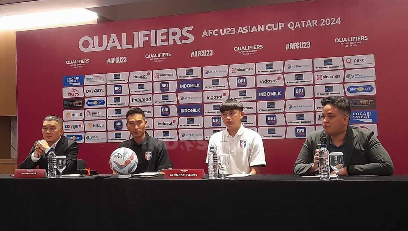 Pelatih Taiwan, Tseng Tai Lin bersama pemain, Liang Meng Hsin. (Foto: Nofik Lukman Hakim/INDOSPORT)