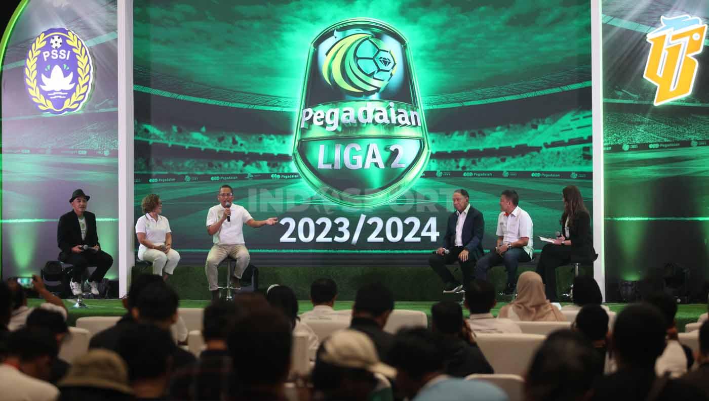 Dirut PT Pegadaian Damar Setiawan (ketiga dari kiri) saat menjawab pertanyaan wartawan pada acara press conference launching Liga 2 2023/2024 di Jakarta, Selasa (05/09/23).