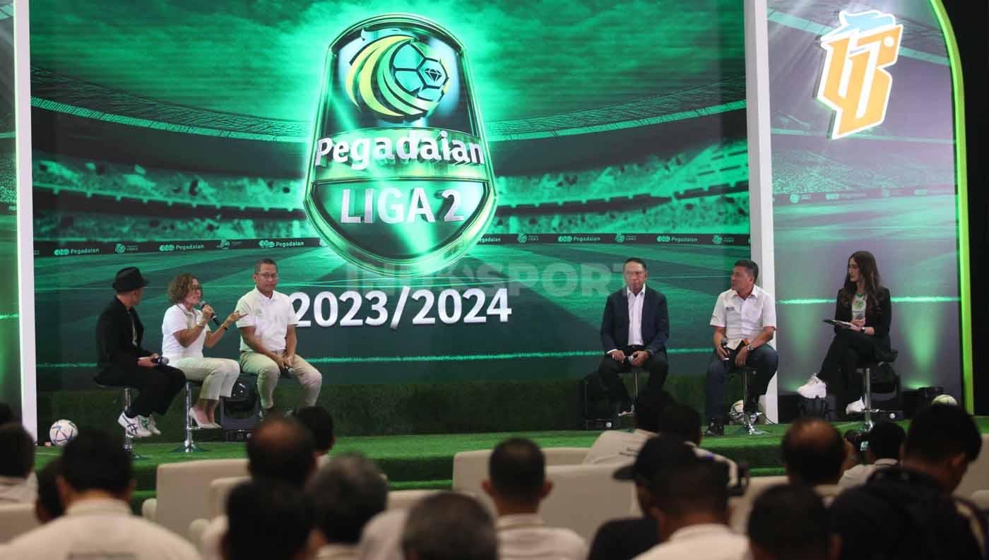 Dirut Programing SCM Harsiwi Achamd (kedua dari kiri) saat menjawab pertanyaan wartawan pada acara press conference launching Liga 2 2023/2024 di Jakarta, Selasa (05/09/23).