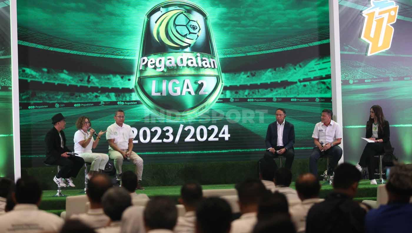 Dirut Programing SCM Harsiwi Achamd (kedua dari kiri) saat menjawab pertanyaan wartawan pada acara press conference launching Liga 2 2023/2024 di Jakarta, Selasa (05/09/23).