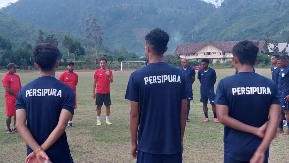 Suasana latihan Persipura bersama Tony Ho. Foto: INDOSPORT/Sudjarwo.