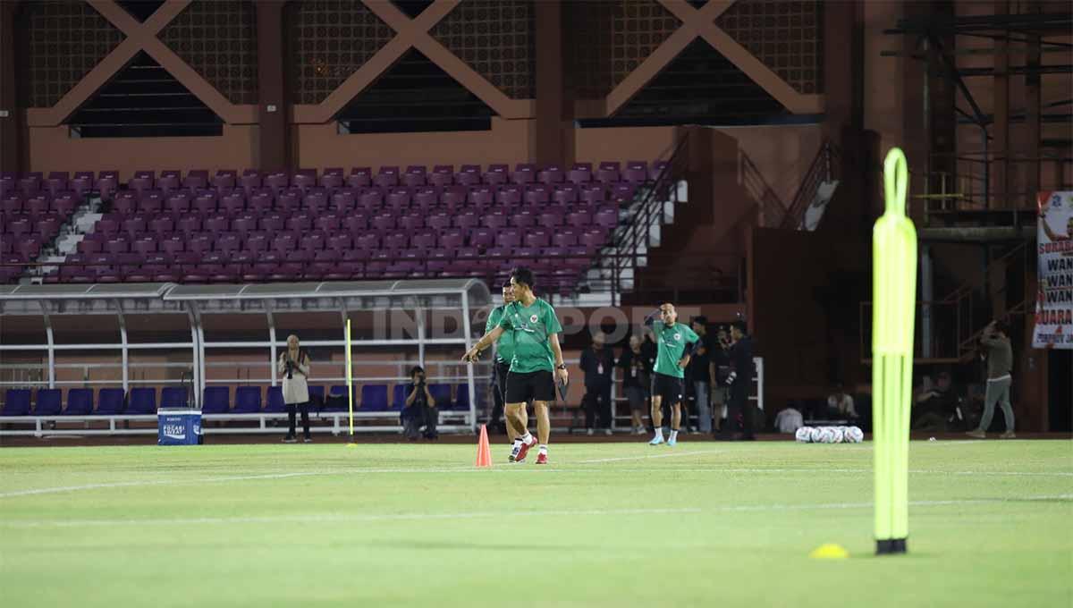 Staf pelatih Timnas Indonesia tiba di Lapangan Thor, Surabaya, Selasa (05/09/23). (Foto: Fitra Herdian/INDOSPORT)