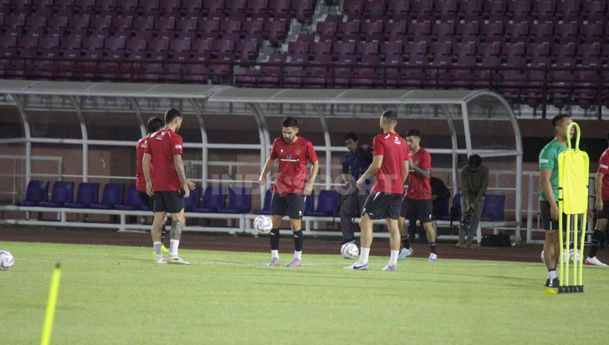 Pemain Timnas Indonesia Marc Klok, Sandy Walsh, Stefano Lilipaly dan Jordi Amat saat melakukan pemanasan sebelum latihan dimulai di lapangan Thor, Surabaya, Selasa (05/09/23). (Foto: Fitra Herdian/INDOSPORT)