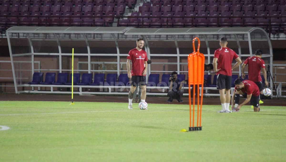 Pemain Timnas Indonesia Marc Klok, Sandy Walsh, Stefano Lilipaly dan Jordi Amat saat melakukan pemanasan sebelum latihan dimulai di lapangan Thor, Surabaya, Selasa (05/09/23). (Foto: Fitra Herdian/INDOSPORT)