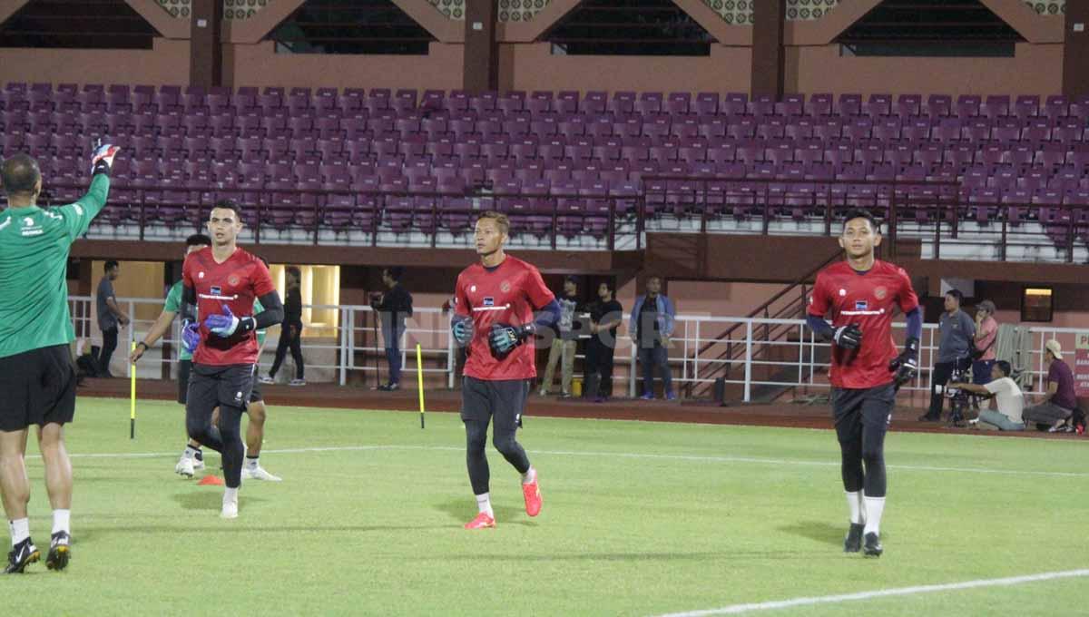 Tiga kiper Timnas Indonesia Nadeo Argawinata, Syahrul Trisna dan Reza Arya Pratama melakukan pemanasan sebelum latihan di Lapangan Thor, Surabaya, Selasa (05/09/23). (Foto: Fitra Herdian/INDOSPORT)