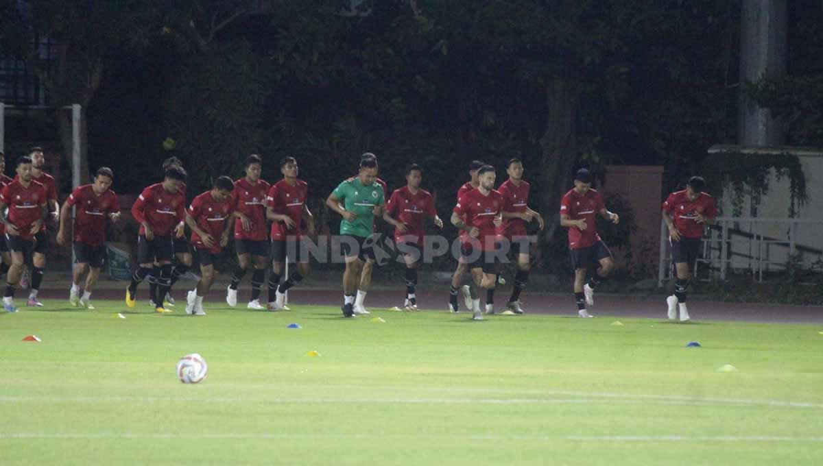 Pemain Timnas Indonesia jogging sebelum latihan dimulai di Lapangan Thor, Surabaya, Selasa (05/09/23). (Foto: Fitra Herdian/INDOSPORT)